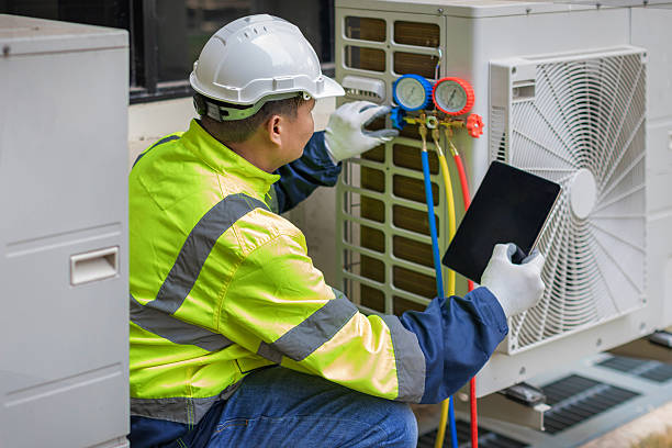 Professional Hvac technician working in Bacliff, TX
